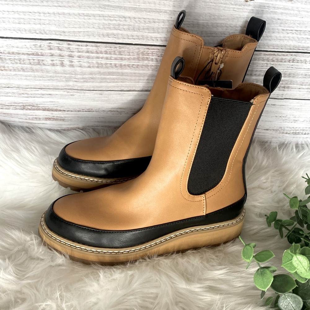 Universal Thread Tan and Black Ankle Boots